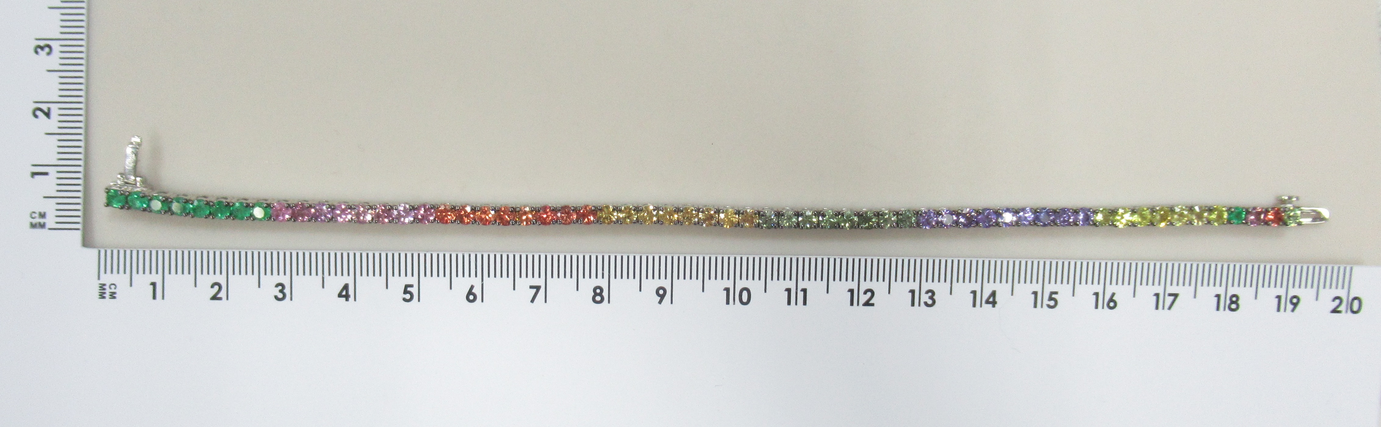 Браслет из белого золота с изумрудами и мультисапфирами